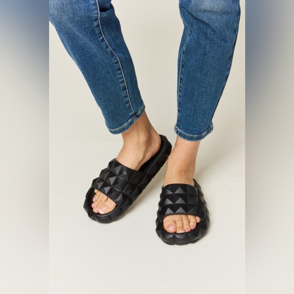 WILD DIVA Pyramid Stud Toe Band Footbed Sandals - Picture 1 of 5